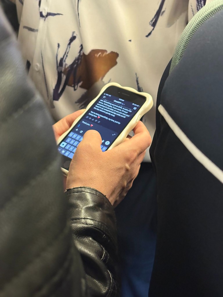 Lonely man who talks to the "girlfriend" on the subway line is put on the Internet: "It's about"